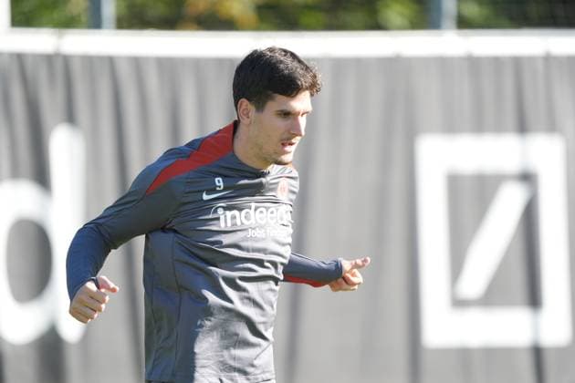 Igor Matanovic (Eintracht Frankfurt, 09) kommt verspätet zum Training und läuft sich individuell warm - Frankfurt 23.10.2024: Eintracht Frankfurt Abschlusstraining vor der Europa League gegen Riga, Deutsche Bank Park, UEFA Europa League