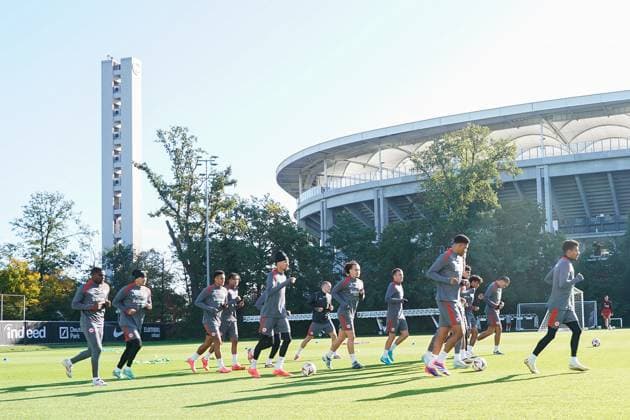 Mannschaft von Eintracht Frankfurt läuft sich warm *MAX* - Frankfurt 23.10.2024: Eintracht Frankfurt Abschlusstraining vor der Europa League gegen Riga, Deutsche Bank Park, UEFA Europa League