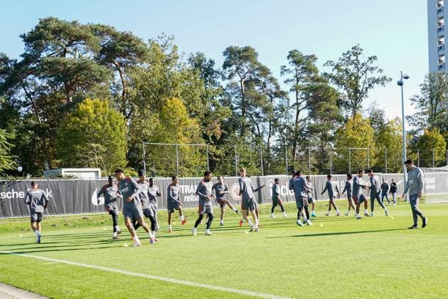 Mannschaft von Eintracht Frankfurt läuft sich warm *MAX* - Frankfurt 23.10.2024: Eintracht Frankfurt Abschlusstraining vor der Europa League gegen Riga, Deutsche Bank Park, UEFA Europa League