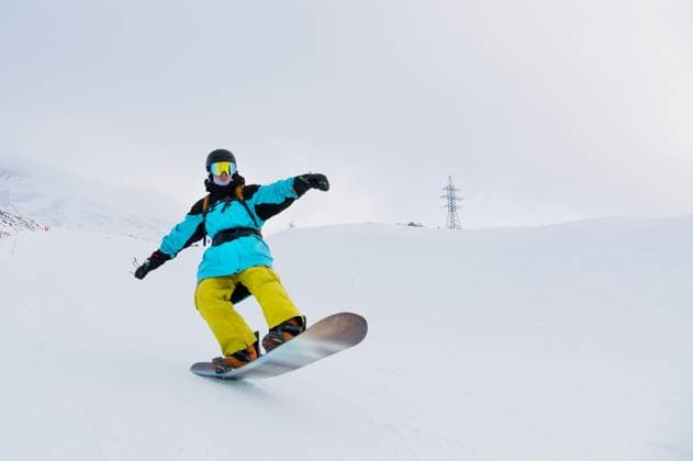 Snowboarder rides on powder snow. Freeride at a ski resort Snowboarder rides on powder snow. Freeride at a ski resort. (License=RF) 22093076 ,model released, Symbolfoto Copyright: xZoonar.com IanxIankovskiix 22093076 ,model released, Symbolfoto ,property released