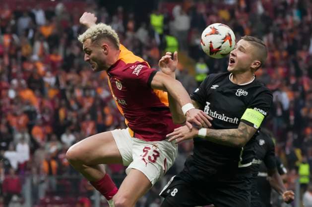 241023 Baris Alper Yilmaz of Galatasaray and Sebastian Holmen of Elfsborg during the UEFA Europa League football match between Galatasaray and Elfsborg on October 23, 2024 in Istanbul. Photo: Seskimphoto BILDBYRAN kod XY XY0031 fotboll football soccer fotball uefa europa league europa league galatasaray elfsborg bbeng Copyright: SESKIMxPHOTO BB241023BB561