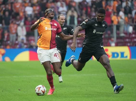 Victor Osimhen (L)of Galatasaray and Terry Yegbe (R) of Elfsborg during the UEFA Europa League 2024 25 League Phase MD3 match between Galatasaray A.S. and IF Elfsborg at Rams Park on October 23, 2024 in Istanbul, Turkey. Istanbul Turkey Copyright: xSeskimphotox Gsaray_Elfsborg_231024 (88)