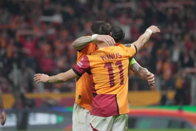 Yunus Akgun (11) of Galatasaray celebrates after scoring the fourth goal of his team with teammates during the UEFA Europa League 2024 25 League Phase MD3 match between Galatasaray A.S. and IF Elfsborg at Rams Park on October 23, 2024 in Istanbul, Turkey. Istanbul Turkey Copyright: xSeskimphotox Gsaray_Elfsborg_231024 (109)