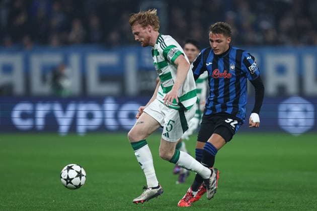 Liam Scales of Celtic (L) under pressure from Mateo Retegui of Atalanta BC Atalanta v Celtic, UEFA Champions League, Group Stage, Football, Gewiss Stadium, Bergamo, Italy, 23 Oct 2024 EDITORIAL USE ONLY No use with unauthorised audio, video, data, fixture lists, club league logos or live services. Online in-match use limited to 120 images, no video emulation. No use in betting, games or single club league player publications. Copyright: xMarcoxCanoniero Shutterstockx 14801628a
