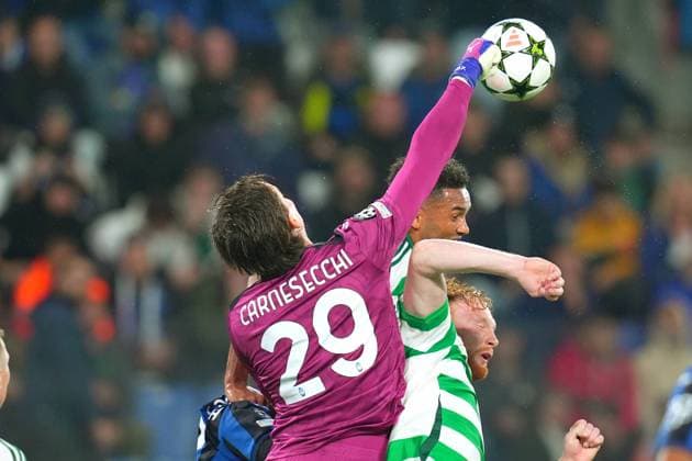 Atalanta s goalkeeper Marco Carnesecchi fight for the ball with Celtic s Liam Scales during the Uefa Champions League soccer match between Atalanta BC and Celtic FC at Gewiss Stadium in Bergamo, north Italy - Wednesday , October 23 , 2024. - Soccer .  Copyright: xSpada LaPressex