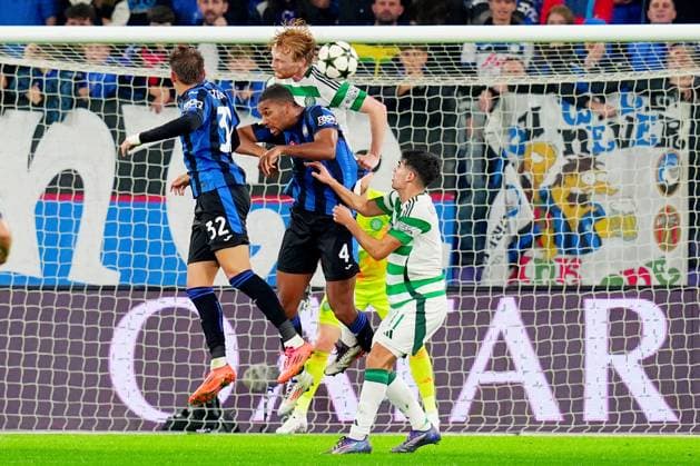 Atalanta s Mateo Retegui , Atalanta s Isak Hien fight for the ball with Celtic s Liam Scales during the Uefa Champions League soccer match between Atalanta BC and Celtic FC at Gewiss Stadium in Bergamo, north Italy - Wednesday , October 23 , 2024. - Soccer .  Copyright: xSpada LaPressex