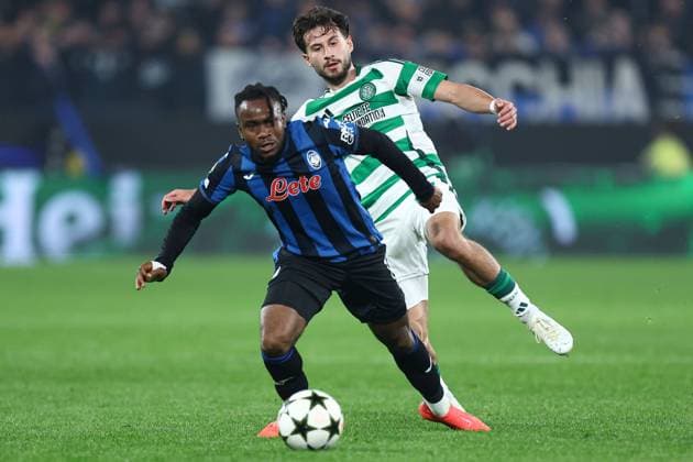 Ademola Lookman of Atalanta BC (L) under pressure from Nicolas Kühn of Celtic (R) Atalanta v Celtic, UEFA Champions League, Group Stage, Football, Gewiss Stadium, Bergamo, Italy, 23 Oct 2024 EDITORIAL USE ONLY No use with unauthorised audio, video, data, fixture lists, club league logos or live services. Online in-match use limited to 120 images, no video emulation. No use in betting, games or single club league player publications.  Copyright: xMarcoxCanoniero Shutterstockx 14801628aq