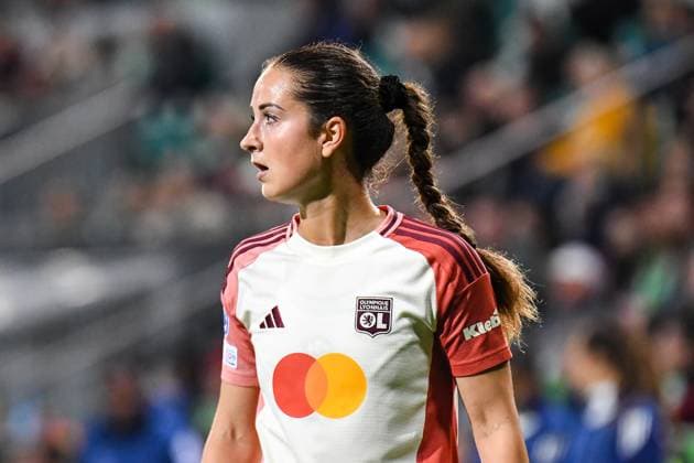 Fußball I Frauen I Saison 2024-2025 I Champions League I VfL Wolfsburg - Olympique Lyon I 17.10.2024 Sara Däbritz (8, Olympique Lyon) Halbprotrait Freisteller, Nahaufnahme, Porträt, Portrait, Einzelfoto, Einzelbild, Körper Wolfsburg AOK Stadion Niedersachsen Deutschland Copyright: xLobeca InesxHähnelx