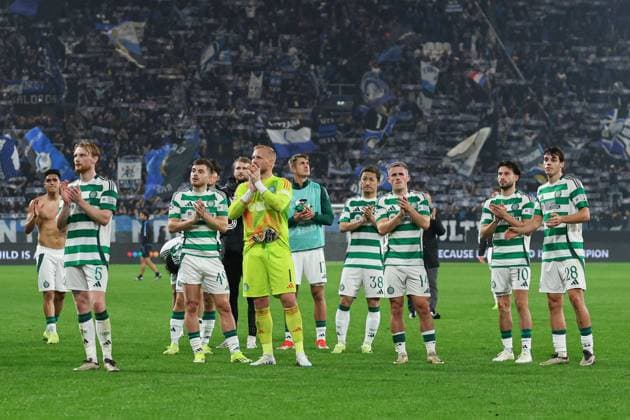 Celtic players applaud the fans at full-time Atalanta v Celtic, UEFA Champions League, Group Stage, Football, Gewiss Stadium, Bergamo, Italy, 23 Oct 2024 EDITORIAL USE ONLY No use with unauthorised audio, video, data, fixture lists, club league logos or live services. Online in-match use limited to 120 images, no video emulation. No use in betting, games or single club league player publications.  Copyright: xMarcoxCanoniero Shutterstockx 14801628bv