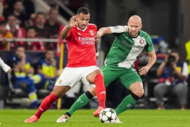 UEFA Champions League: SL Benfica v Feyenoord Lisbon - Vangelis Pavlidis of SL Benfica, Gernot Trauner of Feyenoord during the third round of new format of the UEFA Champions League 2024 2025. The match is set between SL Benfica and Feyenoord at Estadio da Luz on 23 October 2024 in Lisbon, Portugal. Copyright: xTomxBodex