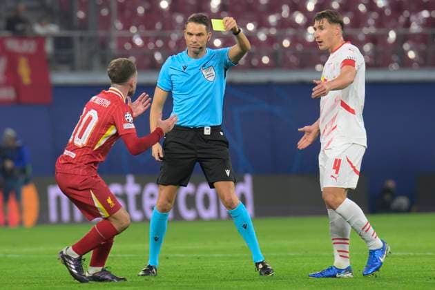 GER, Sachsen, Leipzig, Champions League RB Leipzig gegen FC Liverpool, CHL, UCL, Spieltag, Spielzeit 2024 2025, RB Arena, v.l. im Bild: Alexis Mac Allister (FC Liverpool - 09), sieht gelb fuer Faul an Willi Orban (RB Leipzig 04), 23.10.2024, Copyright: HMBxMedia UwexKoch