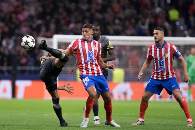 UEFA champions league - Atletico de Madrid vs Lille MADRID,SPAIN - 23 October: Benjamin Andre of Lille controls the ball during UEFA champions league 2024 25 match between Atletico de Madrid and Lille at Riyadh Air Metropolitano Stadium. (Photo by Guillermo Martinez) Madrid Riyadh Air Metropolitano Stadium Spain Copyright: xGuillermoxMartinezx
