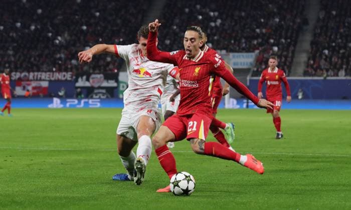 Willi Orban, Konstantinos Tsimikas Zweikampf Spielszene Aktion Fußball Fussball UEFA Champions League UCL Herren 3.Spieltag Saison 2024 2025 23.10.2024 Rasen Ballsport RB Leipzig RBL vs Liverpool FC LFC DFL regulations prohibit any use of photographs as image sequences and or quasi-video.