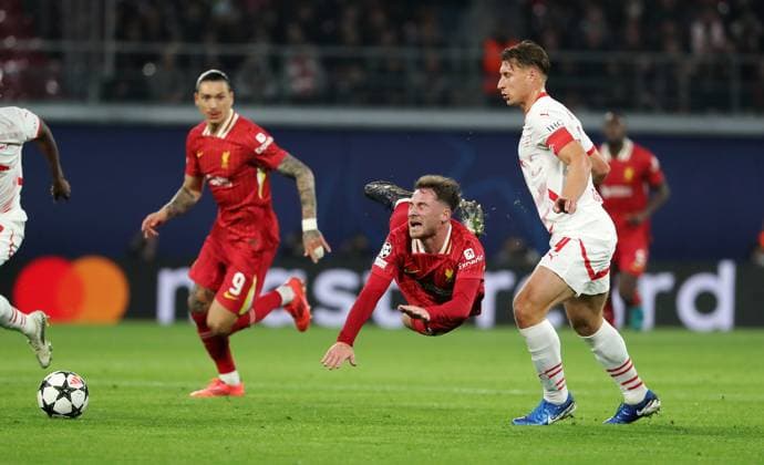 Alexis Mac Allister, Willi Orban Zweikampf Spielszene Aktion Fußball Fussball UEFA Champions League UCL Herren 3.Spieltag Saison 2024 2025 23.10.2024 Rasen Ballsport RB Leipzig RBL vs Liverpool FC LFC DFL regulations prohibit any use of photographs as image sequences and or quasi-video.