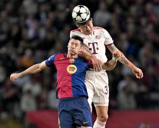 23.10.2024, Fussball UEFA Champions League 2024 2025, 3.Spieltag, FC Barcelona, Barca - FC Bayern München, im Estadi Olimpic Lluis Companys (Barcelona). v.l. Robert Lewandowski (FC Barcelona) gegen Minjae Kim (Bayern München)