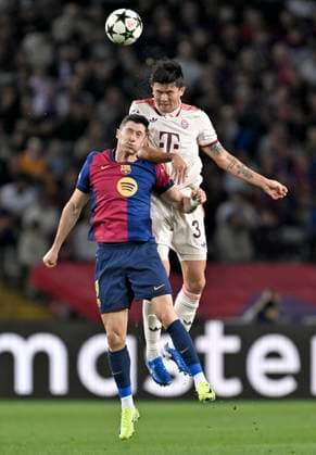 23.10.2024, Fussball UEFA Champions League 2024 2025, 3.Spieltag, FC Barcelona, Barca - FC Bayern München, im Estadi Olimpic Lluis Companys (Barcelona). v.l. Robert Lewandowski (FC Barcelona) gegen Minjae Kim (Bayern München)
