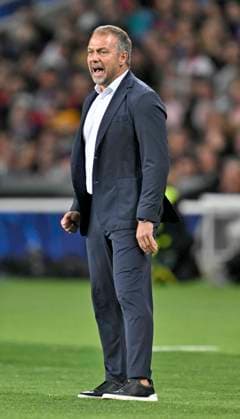 23.10.2024, Fussball UEFA Champions League 2024 2025, 3.Spieltag, FC Barcelona, Barca - FC Bayern München, im Estadi Olimpic Lluis Companys (Barcelona). Trainer Hansi Flick (FC Barcelona) ist unzufrieden.