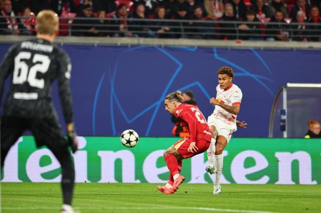 RB Leipzig - Liverpool Champions League Leipzig, 23.10.2024, Red Bull Arena, Fussball, UEFA Champions League, Spieltag 3 , RB LEIPZIG vs. FC LIVERPOOL , Im Bild v.l.: Torwart Caoimhin Kelleher (62, Liverpool), Konstantinos Tsimikas (21, Liverpool) und Antonio Nusa (7, RB Leipzig),