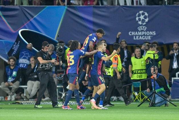 die Mannschaft freut sich ueber das Tor von Raphinha 11 FC Barcelona, Barca zum 1:0, FC Barcelona vs. FC Bayern Muenchen, Champions League, Fussball, 3. Spieltag, 23.10.2024 Barcelona Katalonien Spanien