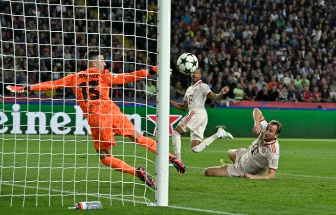 23.10.2024, Fussball UEFA Champions League 2024 2025, 3.Spieltag, FC Barcelona, Barca - FC Bayern München, im Estadi Olimpic Lluis Companys (Barcelona). Harry Kane (FC Bayern München) trifft zum 1:1 gegen Inaki Pena (FC Barcelona)