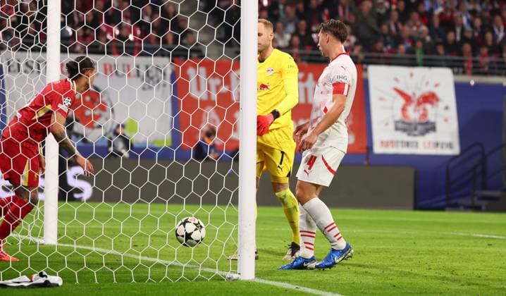 RB Leipzig - Liverpool Champions League Leipzig, 23.10.2024, Red Bull Arena, Fußball, UEFA Champions League, 3. Spieltag , RB Leipzig vs. FC Liverpool , Im Bild: Tor für Liverpool. Darwin Nunez (9, Liverpool) trifft zum 0:1. Torwart Peter Gulacsi (1, RB Leipzig), Willi Orban (4, RB Leipzig). , Nur zur redaktionellen Nutzung. Only editorial use. , UEFA regulations prohibit any use of photographs as image sequences and or quasi-video. ,