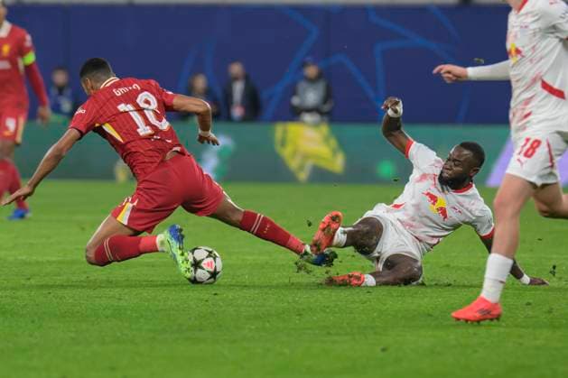 GER, Sachsen, Leipzig, Champions League RB Leipzig gegen FC Liverpool, CHL, UCL, Spieltag, Spielzeit 2024 2025, RB Arena, v.l. im Bild: Cody Gakpo (FC Liverpool - 09), Lutsharel Geertruida (RB Leipzig 03), Zweikampf, Action, Kampf, kaempft um den Ball, Faul, 23.10.2024, Copyright: HMBxMedia UwexKoch