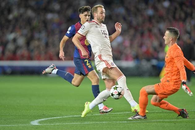 Harry Kane 9 (FC Bayern Muenchen) tor zum Ausgleich 1:1, Inaki Pena 13 FC Barcelona, Barca , FC Barcelona vs. FC Bayern Muenchen, Champions League, Fussball, 3. Spieltag, 23.10.2024 Barcelona Katalonien Spanien