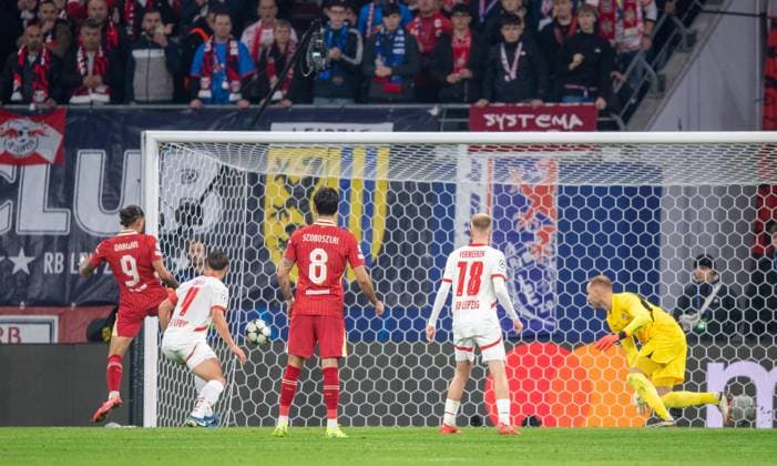 Fussball, Herren, Saison 2024 2025, Champions League (Ligaphase, 3. Spieltag), RB Leipzig - FC Liverpool, Darwin Nunez (l., FC Liverpool) erzielt das Tor zum 1:0 gegen Torwart Peter Gulacsi (RB Leipzig), 23.10.2024, Copyright: xSebastianxRäppold MatthiasxKochx