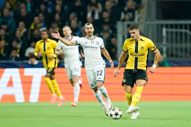 Bern, Switzerland, October 23rd 2024: Henrikh Mkhitaryan (22 Inter) and Filip Ugrinic (7 Young Boys) battle for the ball (duel) during the UEFA Champions League football match between BSC Young Boys and FC Internazionale at Wankdorf Stadion in Bern, Switzerland. (Daniela Porcelli SPP) Copyright: xDanielaxPorcellix xSPPx spp-en-DaPoSp-20241023-_DP17608