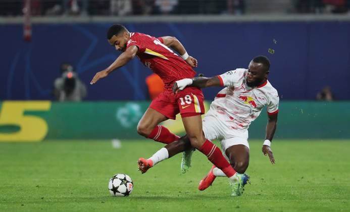 Cody Gakpo, Lutsharel Geertruida Zweikampf Spielszene Aktion Fußball Fussball UEFA Champions League UCL Herren 3.Spieltag Saison 2024 2025 23.10.2024 Rasen Ballsport RB Leipzig RBL vs Liverpool FC LFC DFL regulations prohibit any use of photographs as image sequences and or quasi-video.