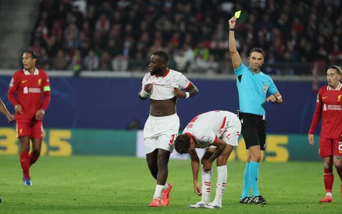 Schiedsrichter Sandro Schärer (SUI) gelbe Karte für Lutsharel Geertruida Fußball Fussball UEFA Champions League UCL Herren 3.Spieltag Saison 2024 2025 23.10.2024 Rasen Ballsport RB Leipzig RBL vs Liverpool FC LFC DFL regulations prohibit any use of photographs as image sequences and or quasi-video.