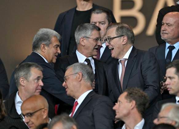 23.10.2024, Fussball UEFA Champions League 2024 2025, 3.Spieltag, FC Barcelona, Barca - FC Bayern München, im Estadi Olimpic Lluis Companys (Barcelona). Präsident Herbert Hainer (FC Bayern) und Vorstandsvorsitzender Jan-Christian Dreesen (FC Bayern München)