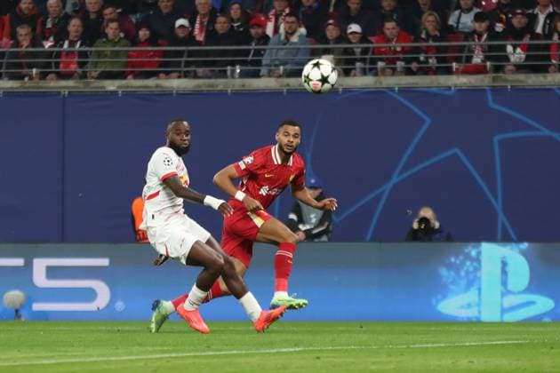 UEFA Champions League: RB Leipzig vs. FC Liverpool, 23.10.24 Cody Gakpo (18, FC Liverpool) flankt vor Lutsharel Geertruida (3, RB Leipzig). Fussball, UEFA Champions League, Saison 2024 2025: RB Leipzig vs. FC Liverpool am 23.10.24 in der Red Bull Arena, Leipzig. Copyright: xBEAUTIFULxSPORTS JanxKaeferx