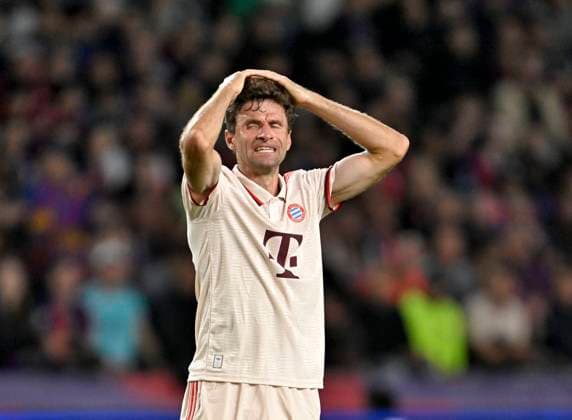 23.10.2024, Fussball UEFA Champions League 2024 2025, 3.Spieltag, FC Barcelona, Barca - FC Bayern München, im Estadi Olimpic Lluis Companys (Barcelona). Thomas Müller (FC Bayern München) ärgert sich