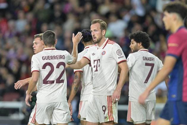 die Mannschaft freut sich ueber das Tor von Harry Kane 9 (FC Bayern Muenchen) zum Ausgleich 1:1, FC Barcelona, Barca vs. FC Bayern Muenchen, Champions League, Fussball, 3. Spieltag, 23.10.2024 Barcelona Katalonien Spanien