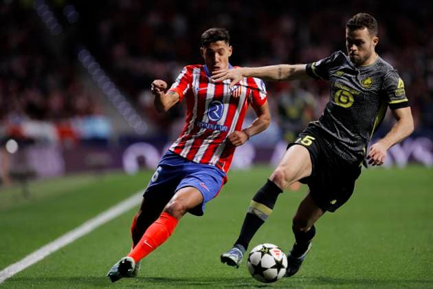 UEFA champions league - Atletico de Madrid vs Lille MADRID,SPAIN - 23 October:Gabriel Gudmundsson of Lille and Nahuel Molina of Atletico de Madrid fight for the ball during UEFA champions league 2024 25 match between Atletico de Madrid and Lille at Riyadh Air Metropolitano Stadium. (Photo by Guillermo Martinez) Madrid Riyadh Air Metropolitano Stadium Spain Copyright: xGuillermoxMartinezx