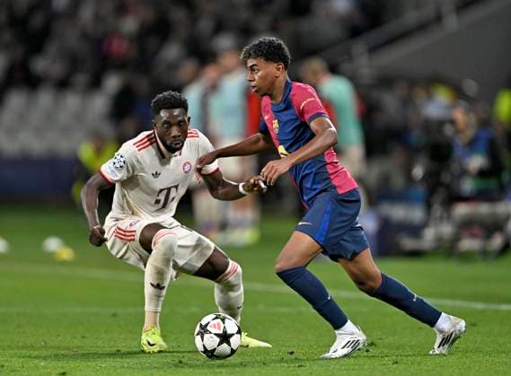 23.10.2024, Fussball UEFA Champions League 2024 2025, 3.Spieltag, FC Barcelona, Barca - FC Bayern München, im Estadi Olimpic Lluis Companys (Barcelona). v.l. Alphonso Davies (FC Bayern München) gegen Lamine Yamal (FC Barcelona)
