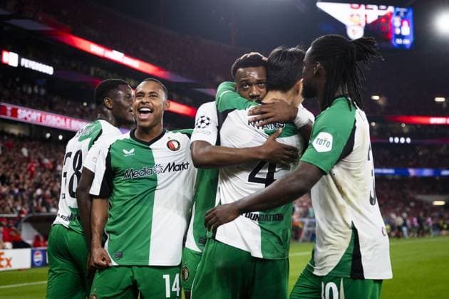 LISSABON - (l-r) Ibrahim Osman of Feyenoord, Igor Paixao of Feyenoord, Antoni Milambo of Feyenoord, In-beom Hwang of Feyenoord, Jordan Lotomba of Feyenoord celebrate the 0-2 during the UEFA Champions League match between Benfica and Feyenoord at Estadio do Benfica on Oct. 23, 2024 in Lisbon, Portugal. ANP KOEN VAN WEEL UEFA Champions League 2024 25 League Phase MD3 2024 25 xVIxANPxSportx xxANPxIVx 511654335 originalFilename: 511654335.jpg