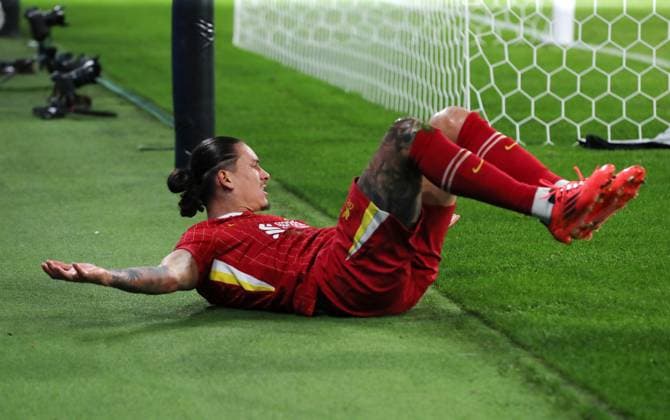 Darwin Nunez fordert Elfmeter nach Zweikampf Fußball Fussball UEFA Champions League UCL Herren 3.Spieltag Saison 2024 2025 23.10.2024 Rasen Ballsport RB Leipzig RBL vs Liverpool FC LFC DFL regulations prohibit any use of photographs as image sequences and or quasi-video.
