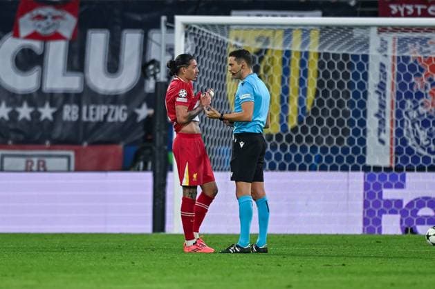 23.10.2024, Fussball, Champions League, 3. Spieltag, Saison 2024 2025, RB Leipzig - Liverpool FC, Darwin Nunez (FC Liverpool) spricht mit Schiedsrichter Sandro Schärer, xRHR-FOTO TKx Copyright: RHR-FOTOx RHR-FOTO TK