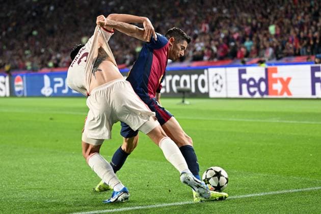 Barcelona, Estadi Olimpic Lluis Companys, 23.10.24, GER, Herren, UEFA Champions League, Saison 2024-2025, FC Barcelona, Barca - FC Bayern Muenchen Bild: v.li. im Zweikampf Min-Jae KIM (Muenchen) und Robert LEWANDOWSKI (Barcelona) Only for editorial use! UEFA regulations prohibit any use of photographs as image sequences and or quasi-video. Katalonien Spanien