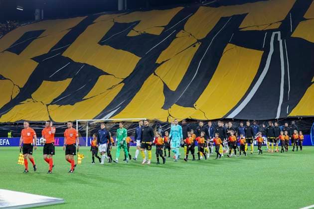 Mannschaften kommen aufs Feld , Fussball, UEFA Champions League, 3. Spieltag, 2024 2025, Young Boys Bern vs. Inter Mailand, 23.10.2024, Stadion Wankdorf, Bern, Schweiz Bern Stadion Wankdorf Kanton Bern Schweiz Copyright: xGrantxHubbsx