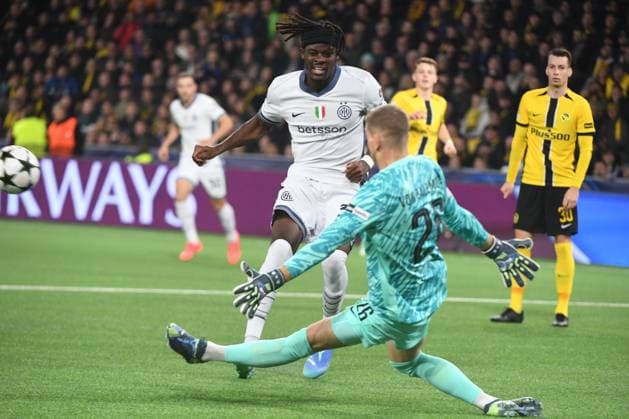 23.10.2024, Bern, Stadion Wankdorf, Uefa Champions League: BSC Young Boys - Inter Mailand, 31 Yann Bisseck (Mailand) against 26 David von Ballmoos (Young Boys). Bern Stadion Wankdorf Bern Switzerland Copyright: xJustPictures.ch ManuelxWinterbergerx jp-de-MaWi-MWI_2748A