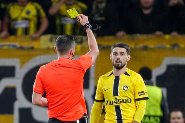 Kastriot Imeri (BSC Young Boys, 10) bekommt die gelbe Karte von Schiedsrichter Michael Oliver , Fussball, UEFA Champions League, 3. Spieltag, 2024 2025, Young Boys Bern vs. Inter Mailand, 23.10.2024, Stadion Wankdorf, Bern, Schweiz Bern Stadion Wankdorf Kanton Bern Schweiz Copyright: xGrantxHubbsx