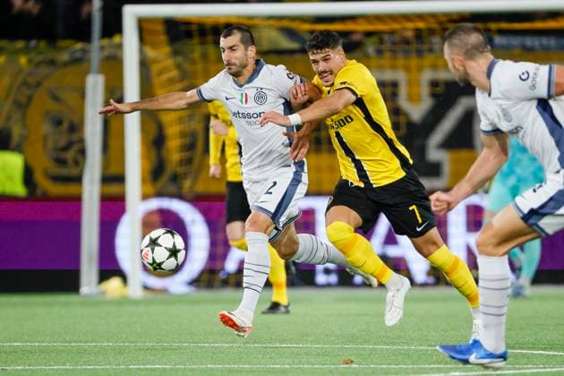 Henrikh Mkhitaryan (Inter Mailand, 22) und Filip Ugrinic (BSC Young Boys, 07) im Laufduell , Fussball, UEFA Champions League, 3. Spieltag, 2024 2025, Young Boys Bern vs. Inter Mailand, 23.10.2024, Stadion Wankdorf, Bern, Schweiz Bern Stadion Wankdorf Kanton Bern Schweiz Copyright: xGrantxHubbsx