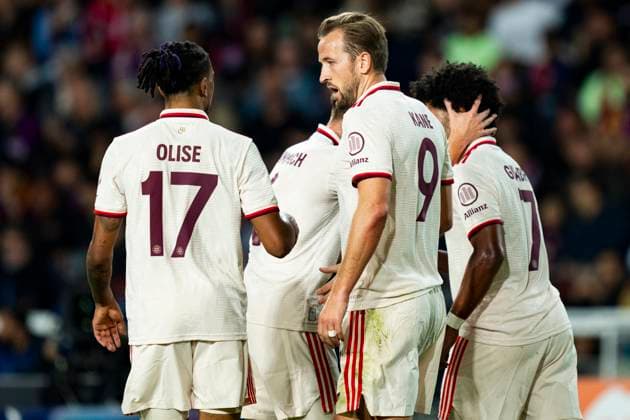 23.10.2024, xslx, Fussball UEFA Champions League, FC Barcelona, Barca - FC Bayern München emspor, v.l. Harry Kane (FC Bayern Muenchen) jubelt mit seinen Teamkollegen nach den Tor zum 1-1 (DFL DFB REGULATIONS PROHIBIT ANY USE OF PHOTOGRAPHS as IMAGE SEQUENCES and or QUASI-VIDEO) Barcelona