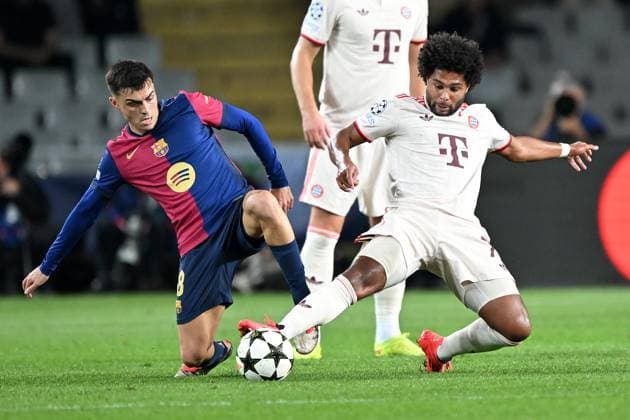 Barcelona, Estadi Olimpic Lluis Companys, 23.10.24, GER, Herren, UEFA Champions League, Saison 2024-2025, FC Barcelona, Barca - FC Bayern Muenchen Bild: v.li. im Zweikampf PEDRI (Barcelona) und Serge GNABRY (Muenchen) Only for editorial use! UEFA regulations prohibit any use of photographs as image sequences and or quasi-video. Katalonien Spanien