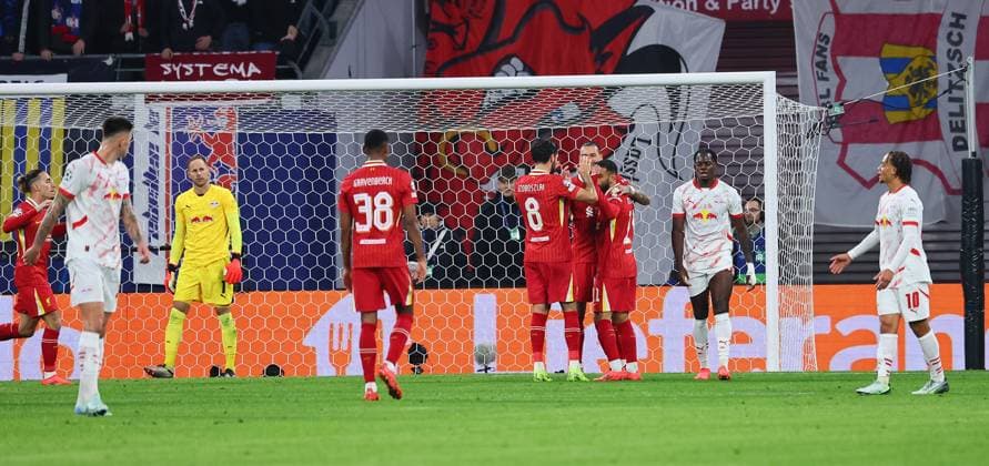 RB Leipzig - Liverpool Champions League Leipzig, 23.10.2024, Red Bull Arena, Fussball, UEFA Champions League, Spieltag 3 , RB LEIPZIG vs. FC LIVERPOOL , Tor für Liverpool zum 0:1. Im Bild: Torjubel um Torschütze Darwin Nunez (9, Liverpool). Umgeben von enttäuschten Leipzigern, Benjamin Sesko, Torwart Peter Gulacsi, Castello Lukeba und Xavi Simons ,