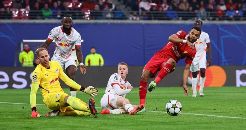 RB Leipzig - Liverpool Champions League Leipzig, 23.10.2024, Red Bull Arena, Fussball, UEFA Champions League, Spieltag 3 , RB LEIPZIG vs. FC LIVERPOOL , Im Bild v.l.: Torwart Peter Gulacsi (1, RB Leipzig), Arthur Vermeeren (18, RB Leipzig) und Cody Gakpo (18, Liverpool) ,