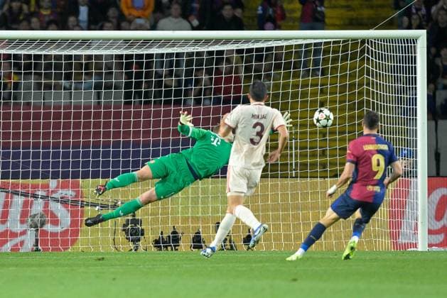 Manuel Neuer 1 (FC Bayern Muenchen) bekommt das Tor zum 2:1 durch Robert Lewandowski 9 FC Barcelona, Barca , FC Barcelona vs. FC Bayern Muenchen, Champions League, Fussball, 3. Spieltag, 23.10.2024 Barcelona Katalonien Spanien